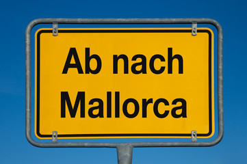 Ortsschild mit blauem Himmel AB NACH MALLORCA