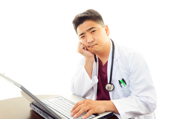 疲れた表情の医師