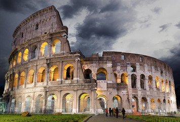 Fototapeta na wymiar Rom, Kolosseum bei Nacht - Rzym Koloseum w nocy