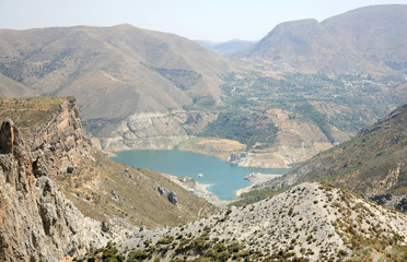 Fototapeta na wymiar Piękne jeziora w górach Sierra Nevada w Hiszpanii