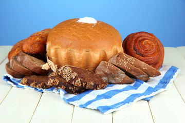 Composition with bread, rolls and napkin