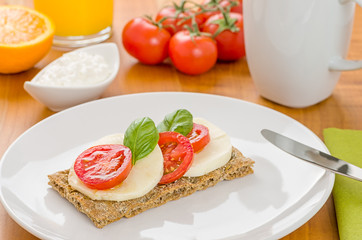 Knäckebrot mit Tomate und Mozzarella 