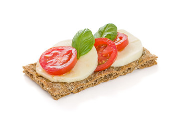 Knäckebrot mit Tomate und Mozzarella