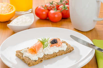 Knäckebrot mit Lachs und Garnele 