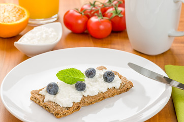 Knäckebrot mit Frischkäse und Blaubeeren 