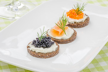 Canapes mit Lachs und Kaviar