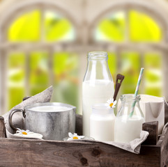 lactosefreie Milchprodukte vor Fenster