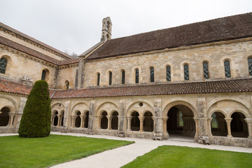 Fototapeta premium Cloître de l'abbaye de Fontenay