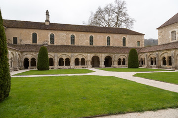 Clo&icirc;tre de l'abbaye de Fontenay