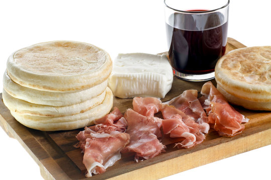 tagliere con tigelle, prosciutto e stracchino