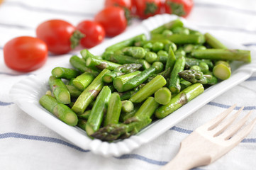 Gebratener Spargel mit Erbsen