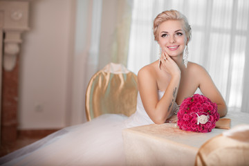 Obraz na płótnie Canvas Beautiful bride in wedding dress with bouquet bridal flowers
