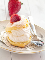 Windbeutel mit frischen Erdbeeren