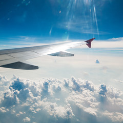 Obraz premium Wing of the plane on sky background