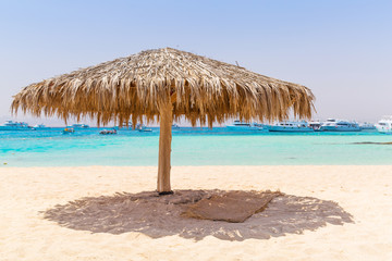 Fototapeta na wymiar Przepiękna plaża Mahmya wyspy wodą turkus, Egipt