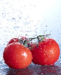 Crédence de cuisine en verre imprimé Éclaboussures deau tomate fraîche