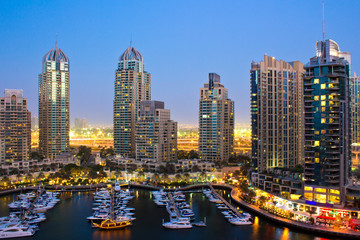 Fototapeta na wymiar Dubai Marina w nocy