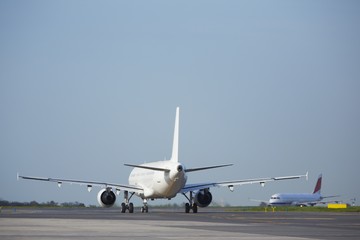 Fototapeta na wymiar Samoloty na lotnisku