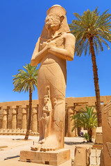 Statue de Ramsès II dans le temple de Karnak à Louxor, Egypte