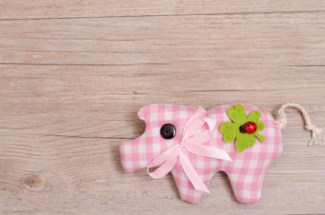 Rosa kariertes Schwein auf Holz