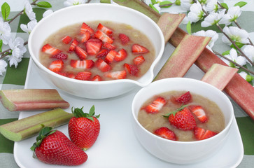 Rhabarber und Erdbeeren