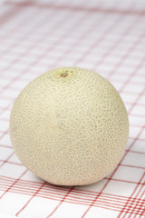Cantaloupe-Melone auf einem Geschirrtuch