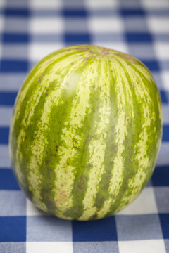 Wassermelone auf einer karierten Tischdecke