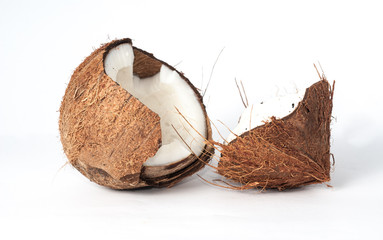 Rozłupany orzech kokosowy - obrazy, fototapety, plakaty