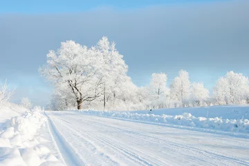 Crédence de cuisine en verre imprimé Hiver Route couverte de neige vide en hiver