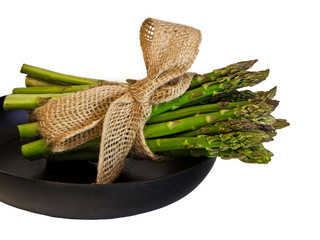 grüner Stangenspargel gebunden in einer Pfanne