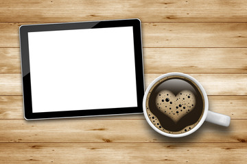 Kaffeetasse auf Holz mit Herz und Tablet PC