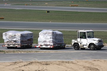 Frachtcontainer auf dem Weg zum Flugzeug