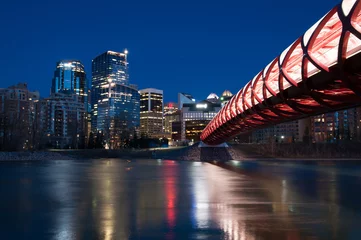 Cercles muraux Helix Bridge Skyline de Calgary et pont piétonnier la nuit.