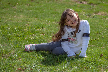 Fototapeta premium Dolce bambina seduta nel prato