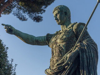 Roma, via dei fori imperiali, statua di Augusto