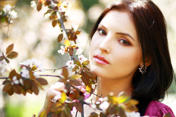 Naklejka premium brunette woman in the park