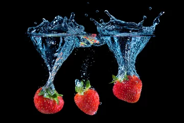 Deurstickers Aardbeien die het water in gaan © Cristal Oscuro
