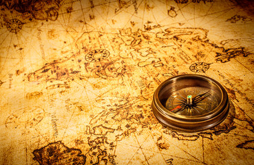 Fototapeta na wymiar Vintage Kompas leży na starożytnej mapie świata.