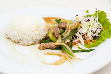 Steamed rice with fried sweet pepper with beef
