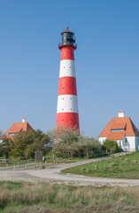 Fototapeta na wymiar der bekannte Leuchtturm von Westerheversand