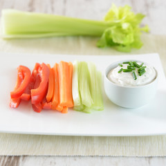 Sojadip mit frischem Gemüse