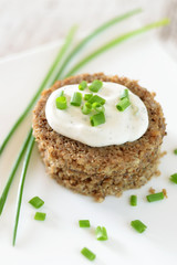 Vollkornbrot mit Schnittlauchcreme