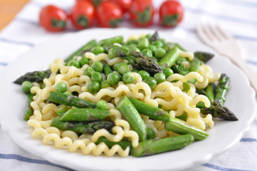 Pasta mit Spargel und Erbsen