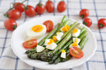 Grüner Spargel mit Ei und Tomaten