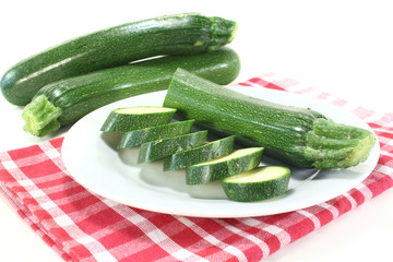 frische Zucchini auf einer Serviette
