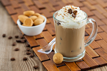 Eiskaffee mit Eiwürfeln