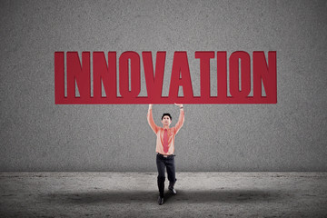 Obraz premium Businessman carry innovation