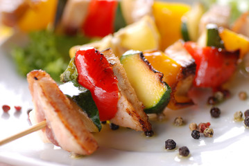 spedini di carne di maiale con peperoni e zucchine