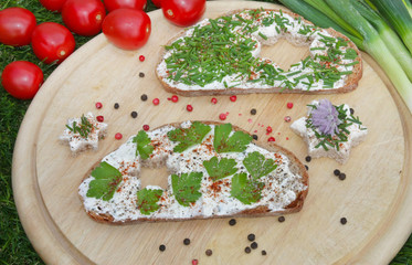 Brot mit Schnittlauch,Petersilie,Quark,Frischkäse und Gewürzen