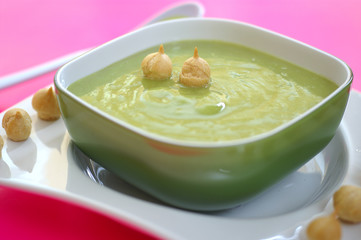 Delicious cream soup : green peas, potatoes, leeks